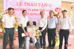 Hương Sơn trao Huy hiệu 65, 75 năm tuổi Đảng cho các đảng viên