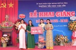 Hiệp hội Nữ doanh nhân Hà Tĩnh tặng quà các trường học