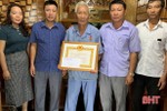 Trao Huy hiệu 45 năm tuổi Đảng cho đảng viên vùng giáo ở Can Lộc
