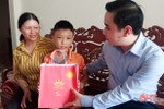 Lãnh đạo các địa phương trao quà cho trẻ em dịp Tết Trung thu