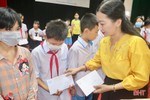 Trao 100 suất học bổng cho trẻ em khó khăn ở Nghi Xuân và Vũ Quang