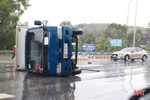 Hà Tĩnh: Xe tải bị lật sau cú va chạm với xe con trên Quốc lộ 8A