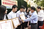 TX Hồng Lĩnh khen thưởng 32 học sinh đậu đại học, đạt 27 điểm trở lên