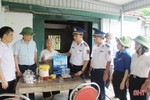 Bộ Tư lệnh Vùng cảnh sát biển 1 trao quà cho bà con “ốc đảo” Hồng Lam