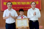 Chủ tịch UBND tỉnh Hà Tĩnh tặng bằng khen nam sinh nhặt được hơn 51 triệu đồng trả người đánh mất