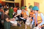 Trao 334 suất quà hỗ trợ người dân “ốc đảo” Hồng Lam