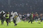 Vụ bạo loạn sân cỏ ở Indonesia: Cách chức Cảnh sát trưởng Đông Java