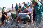 Hà Tĩnh: Hàng trăm người nỗ lực gia cố kè Cẩm Nhượng