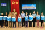 Tặng 1.800 bình lọc nước và 22.423 bóng đèn điện cho phụ nữ Hương Sơn