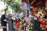 Nhộn nhịp thị trường hoa tươi, quà tặng dành cho phái đẹp tại Hà Tĩnh