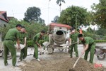 Các lực lượng ra quân giúp xã Sơn Lĩnh xây dựng nông thôn mới nâng cao