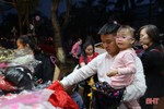 Nườm nượp sắm đồ chơi đêm Halloween ở Hà Tĩnh