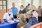 Bệnh viện Đa khoa TTH Hà Tĩnh tặng quà, khám cấp phát thuốc miễn phí cho người cao tuổi