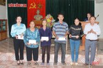 Trao 35 suất quà cho các hộ khó khăn ở “ốc đảo” Hồng Lam