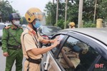 Công an TP Hà Tĩnh dán thông báo phạt nguội hàng chục phương tiện dừng, đỗ sai quy định