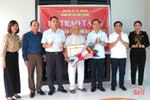 Trao Huy hiệu 75 năm tuổi Đảng cho đảng viên ở Vũ Quang