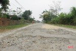 Chi chít “ổ voi, ổ gà” trên tuyến đường ở xã ven biển Hà Tĩnh