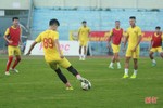 Cầu thủ Đông Á Thanh Hóa làm quen sân Hà Tĩnh