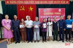 Tạp chí Tòa án nhân dân trao 50 suất quà cho nạn nhân da cam Hà Tĩnh