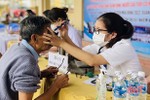 Khám, cấp phát thuốc miễn phí cho đối tượng chính sách ở thành phố Hà Tĩnh