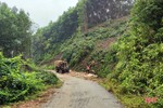 Tập kết, bóc vỏ gỗ keo trên đường gây cản trở giao thông, nguy cơ ô nhiễm môi trường ở Hương Khê