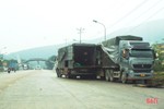 Xe tải “tiện đâu đậu đấy” ở cổng B Khu kinh tế Cầu Treo