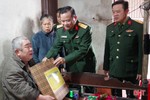 Bộ CHQS tỉnh Hà Tĩnh thăm, tặng quà các gia đình chính sách, Mẹ Việt Nam anh hùng
