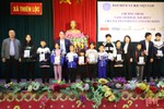 BHXH Việt Nam tặng sổ, thẻ bảo hiểm cho người dân khó khăn huyện Can Lộc