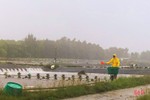 Thời tiết chuyển rét, nông dân Hà Tĩnh chủ động bảo vệ thủy sản nuôi