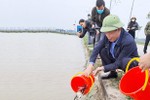 Thả hơn 1,36 tấn cá tái tạo nguồn lợi thủy sản ở vùng ven đô TP Hà Tĩnh