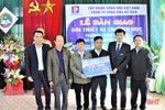 Hỗ trợ Trường THCS Hà Linh gói thiết bị trị giá 300 triệu đồng