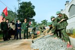 Hành quân dã ngoại giúp dân làm nông thôn mới ở Hương Sơn