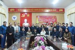 Chủ tịch Liên hiệp các Hội KHKT Việt Nam trao quà cho nhân sĩ trí thức, người dân khó khăn ở Hà Tĩnh