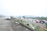 Rác thải chất đống trên tuyến đê hữu sông Lam ở Nghi Xuân