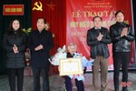 Trao Huy hiệu 75 năm tuổi Đảng cho đảng viên 93 tuổi