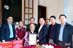 Lãnh đạo Đoàn ĐBQH Hà Tĩnh tặng quà gia đình chính sách, người cao tuổi ở TX Hồng Lĩnh
