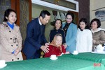 Bí thư Đảng ủy Khối CCQ&DN Hà Tĩnh trao tặng quà tết mẹ Việt Nam anh hùng