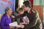 Giám đốc Công an Hà Tĩnh tặng quà tết các gia đình khó khăn ở Hương Khê