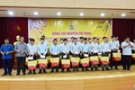 Bộ trưởng Bộ KH&ĐT Nguyễn Chí Dũng trao quà tết cho lao động khó khăn ở KKT Vũng Áng