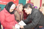 Hàng trăm suất quà tết đến với người nghèo Hà Tĩnh