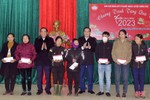 Chủ tịch Hội Người cao tuổi Việt Nam trao quà tết cho người nghèo Hương Khê