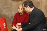 Thường trực Tỉnh ủy tặng quà tết cho gia đình đặc biệt khó khăn, người có công, người cao tuổi ở TP Hà Tĩnh
