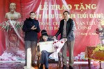 Can Lộc trao Huy hiệu 75 năm tuổi Đảng cho 4 đảng viên