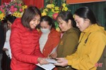 Các ngân hàng ở Hà Tĩnh trao 110 suất quà tết cho người dân “rốn lũ” Hương Khê
