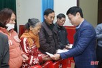 Báo Hà Tĩnh phối hợp trao quà tết cho các hoàn cảnh khó khăn ở Thạch Hà
