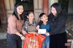 Hội Phụ nữ Hà Tĩnh tại Đức tặng quà tết cho người nghèo quê hương
