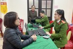 Hà Tĩnh: Cán bộ công an xuống tận tổ dân phố cấp tài khoản định danh điện tử cho công dân