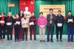Trao 100 triệu đồng cho gia đình chính sách, hộ khó khăn ở Vũ Quang