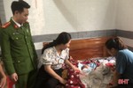 Một bé trai sơ sinh bị bỏ rơi trước cổng nhà dân ở Hà Tĩnh