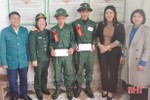Tặng quà, động viên các tân binh có hoàn cảnh khó khăn ở Can Lộc